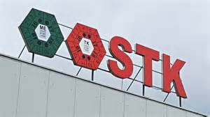 Ilustračná fotografia nového auta s nalepenou nálepkou STK