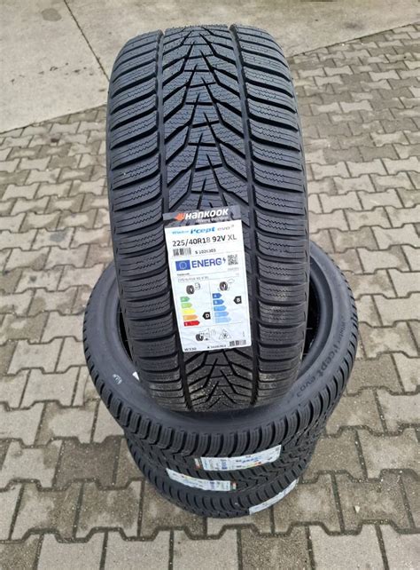 Sada zimných pneumatík s puklicami