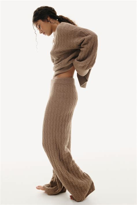 Štýlový outfit s pleteným košíkom