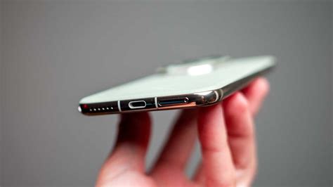 Detailný pohľad na nabíjací port mobilného telefónu s jemným čistením