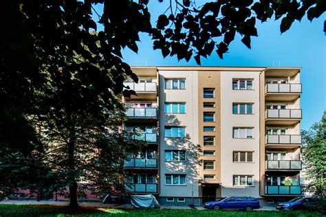 Fotografia exteriéru bytového domu na ulici Na križovatkách