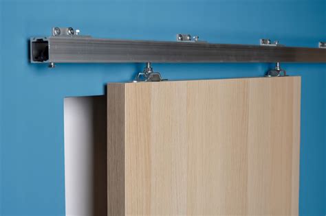 Ukážka rôznych typov dverí vstavanej skrine: posuvné, skladacie, s úchytkami, bez úchytiek