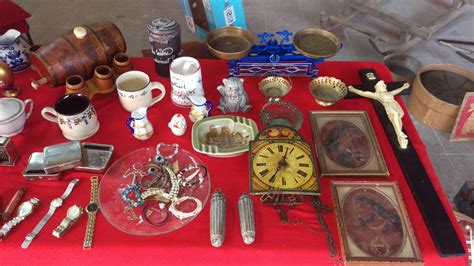 Ilustrácia zobrazujúca rôzne predmety a situácie spojené s vlastníctvom