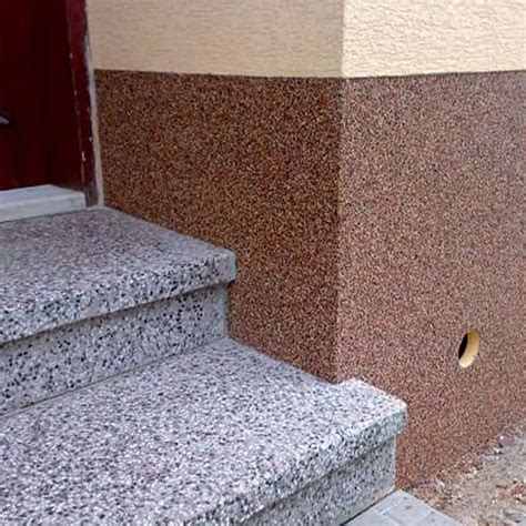 Detail zrnité štruktúry marmolitu na fasáde