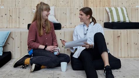 Dve osoby sa na seba usmievajú pri rozhovore