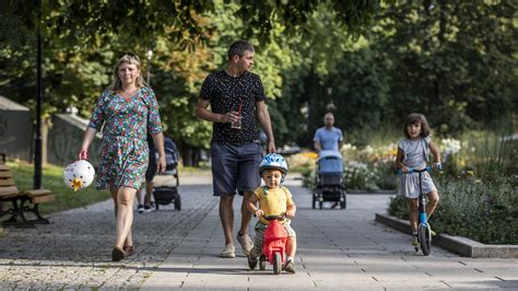 Ilustrácia rodiny s kočíkom v parku