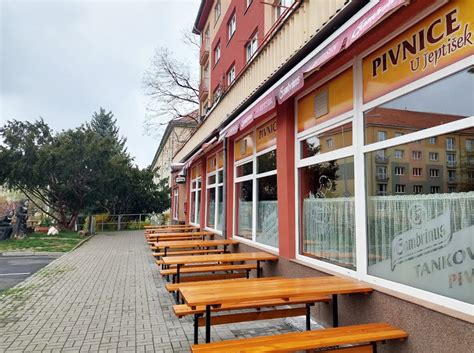 Ilustrácia starej pivnice s debničkami jabĺk