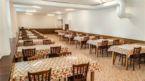 Školská jedáleň s rozloženými taniermi