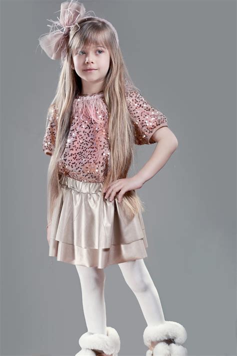 Dievčatko Anastasija s lyžami.