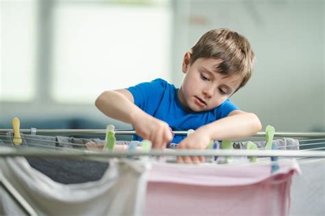 Dieťa pomáha s domácimi prácami, napríklad s umývaním riadu