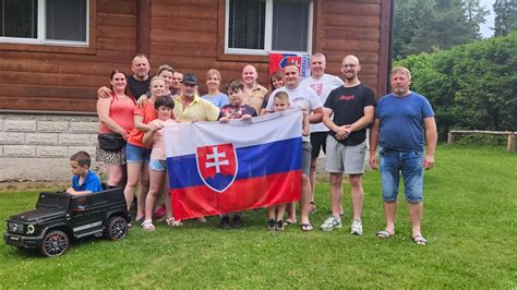 Rodina trávi čas spoločne pri stolnej hre