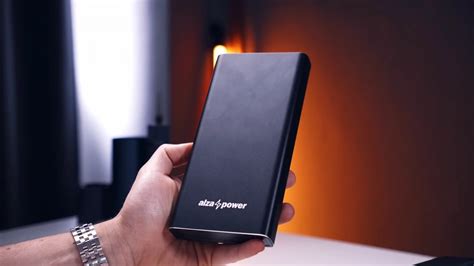 Ilustrácia vybitej autobatérie a ikony powerbanky.