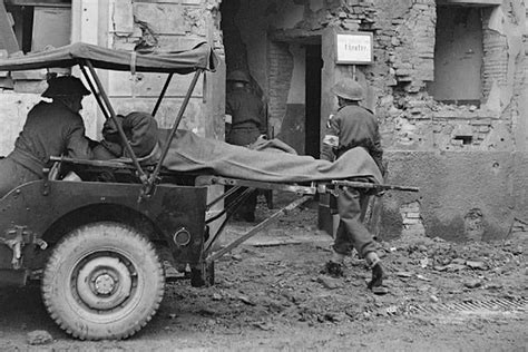 Nemeckí vojaci s prilbami Stahlhelm počas prvej svetovej vojny