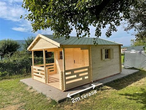 Vonkajší pohľad na domček s terasou a pivnicou