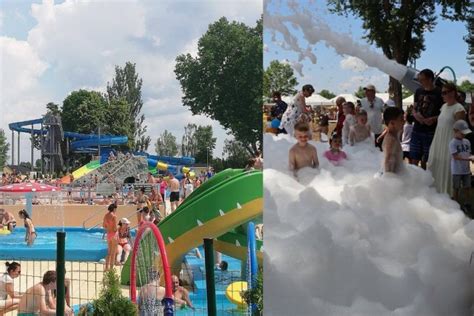 Deti sa zabávajú na tobogane v termálnom kúpalisku