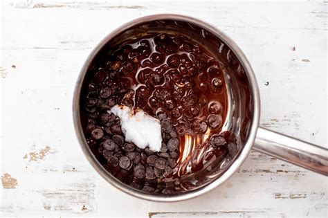 Rozpúšťanie čokolády v smotane