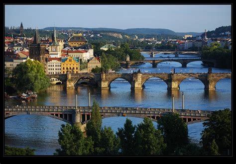 Panorama Prahy s dominujúcou Žižkovskou vežou