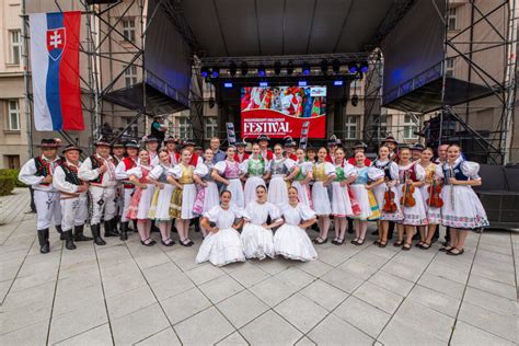 Skupina hudobníkov na pódiu počas festivalu