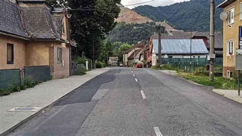 Cesta vedúca cez obec Ploské