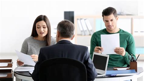 Zamestnávateľ a zamestnanec podpisujú pracovnú zmluvu.