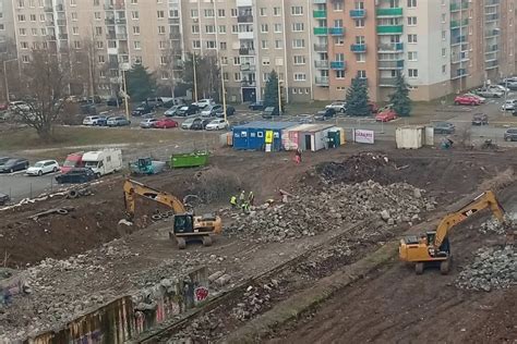 Budova s obchodmi a službami na sídlisku