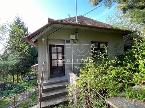 Fotografia obytného domu s výhľadom na zeleň v lokalite Dlhé Diely