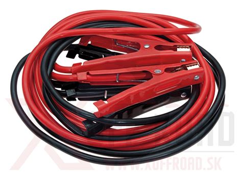 Štartovacie káble pripojené k autobatérii