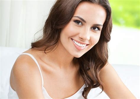 Žena s jemným úsmevom bez make-upu