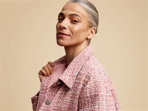 Žena stredného veku s elegantným a sebavedomým výrazom