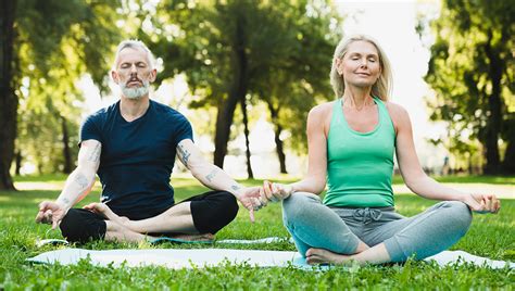 Infografika zobrazujúca rôzne techniky zvládania stresu: dýchanie, meditácia, fyzická aktivita, sociálna podpora