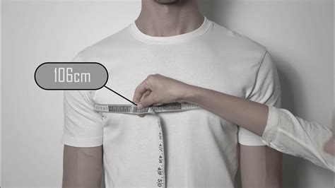 Žena merajúca obvod hrudníka krajčírskym metrom