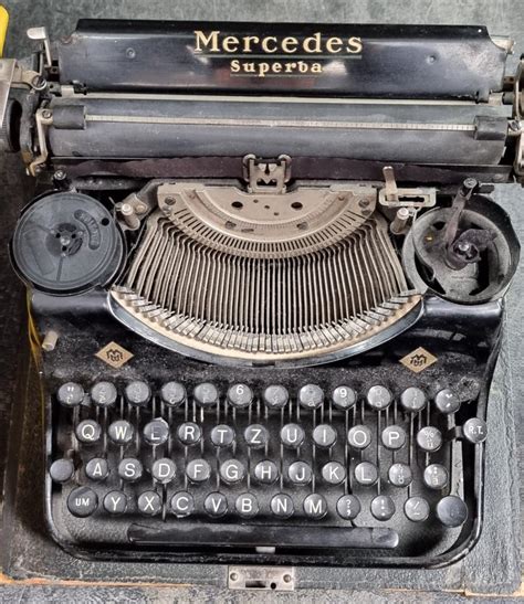 Ilustračná fotografia znázorňujúca dokumenty a písací stroj