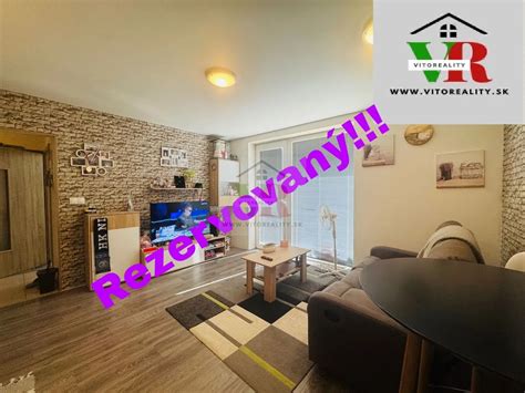 Ilustrácia zobrazujúca človeka v tichom prostredí, obklopeného prírodou, s pokojným výrazom v tvári.