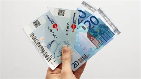 Zamestnanci si vyberajú stravné lístky z peňaženky