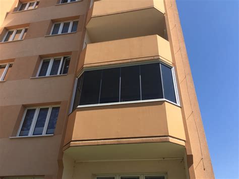 Fotografia zasklenej lodžie s výhľadom