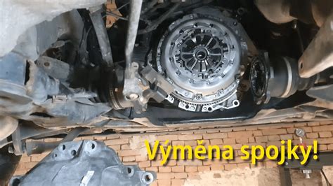 Detail opotrebovaného horného silentbloku motora