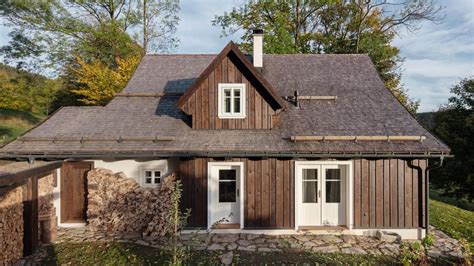 Chalupa v prírode s tradičnými prvkami