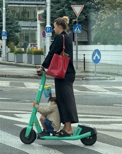 žena objíma dieťa