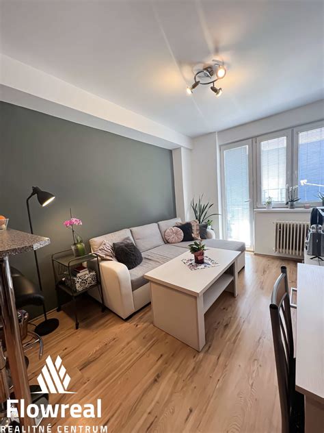 Moderná obývacia izba s kuchynským kútom a výstupom na balkón
