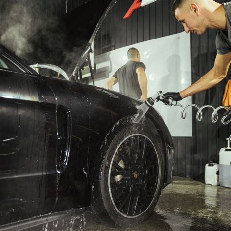 Ilustrácia rôznych typov fólií XPEL aplikovaných na vozidlá