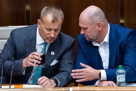 Rodina diskutujúca o budúcnosti