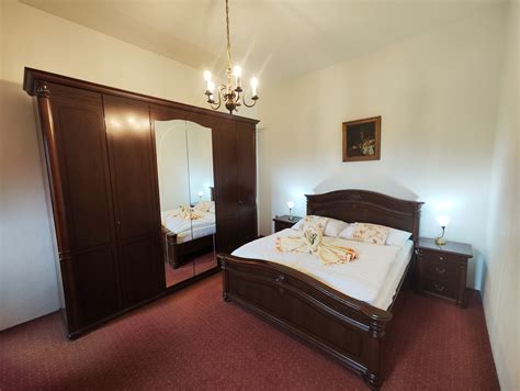 Ilustrácia spálne s zatemnenými závesmi a pokojnou atmosférou