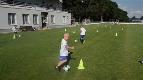 Deti hrajúce futbal v chudobnej štvrti