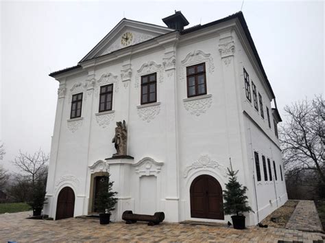 Historický kaštieľ obklopený zeleňou