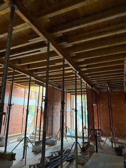 Ilustrácia stavebných stojok pod stropným debnením.