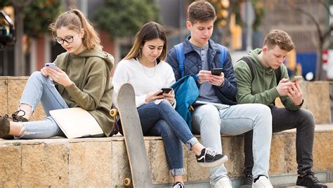 Mladí ľudia používajúci smartfóny