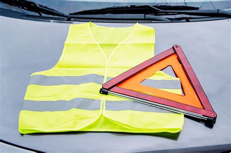 Reflexná vesta ako súčasť povinnej výbavy