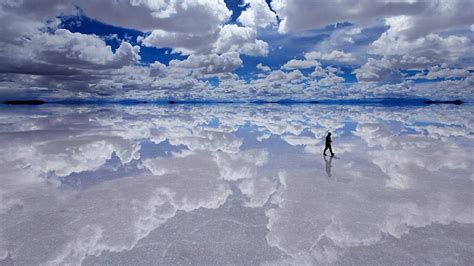 Rozľahlá biela soľná pláň Salar de Uyuni