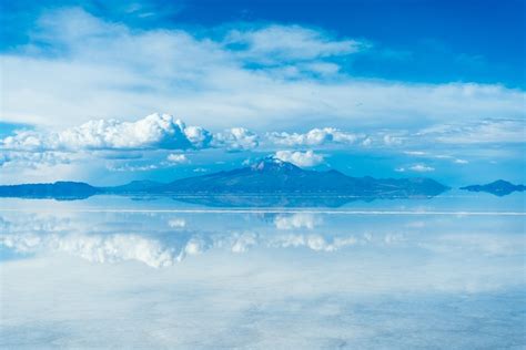 Prírodné zrkadlo na Salar de Uyuni počas obdobia dažďov