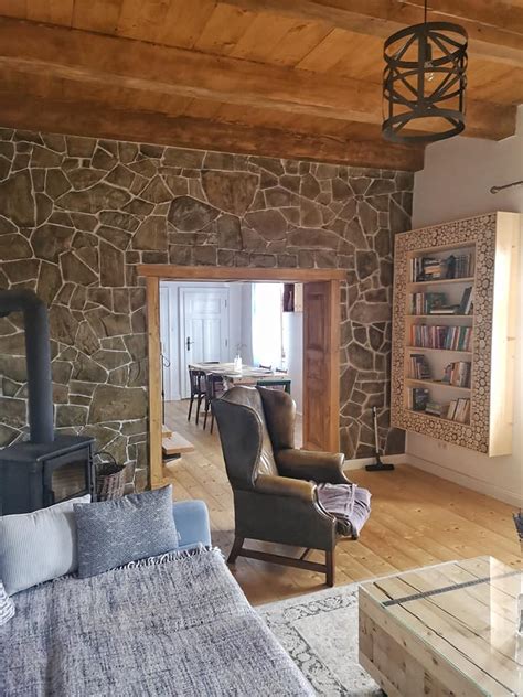 Interiér soľného hotela s nábytkom vyrobeným zo soli